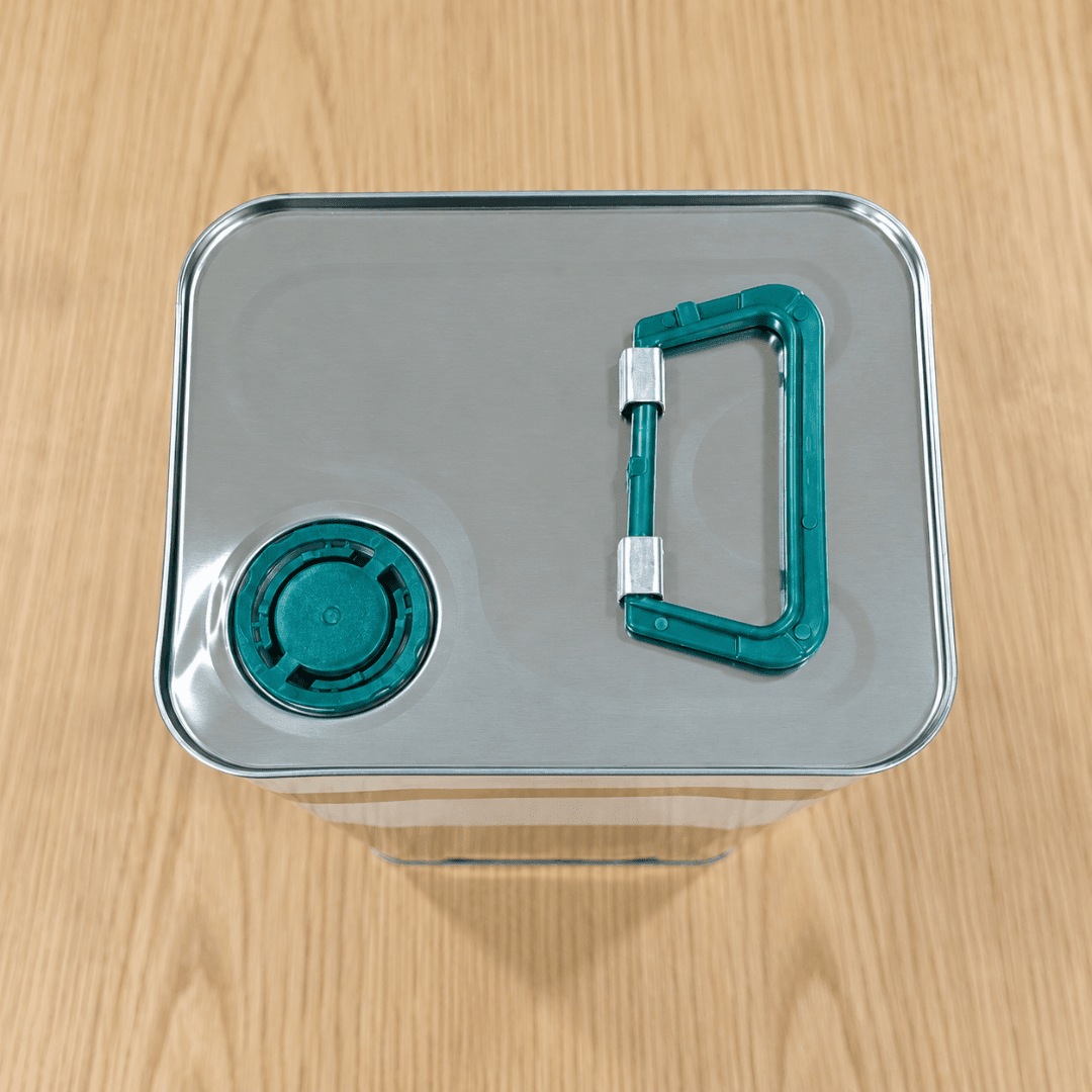 Top of the Liofyto 4L tin with its green screw cap and folding carry handle