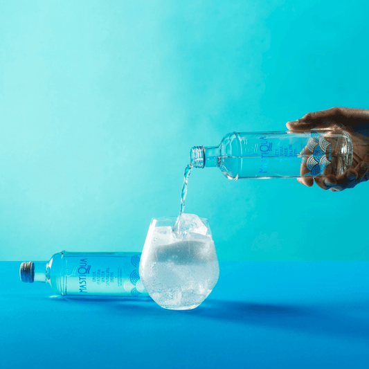 ellhnika-faghta-ellhnika-proionta-anthrakouxo-nero-me-mastixa-330ml-mastiqua