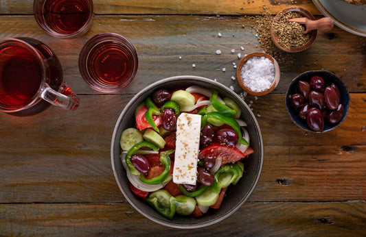 Greek Salad : How to make a traditional and easy Greek salad