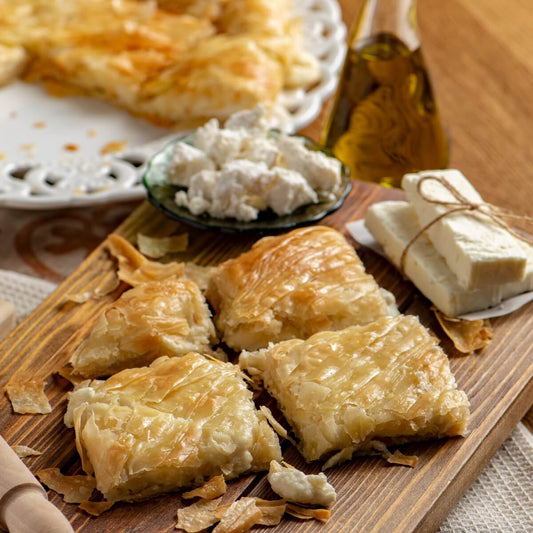 Griechischer-Lebensmittelladen-Griechische-Produkte-choriatiki-tiropita-feta-gu-epiros-800g
