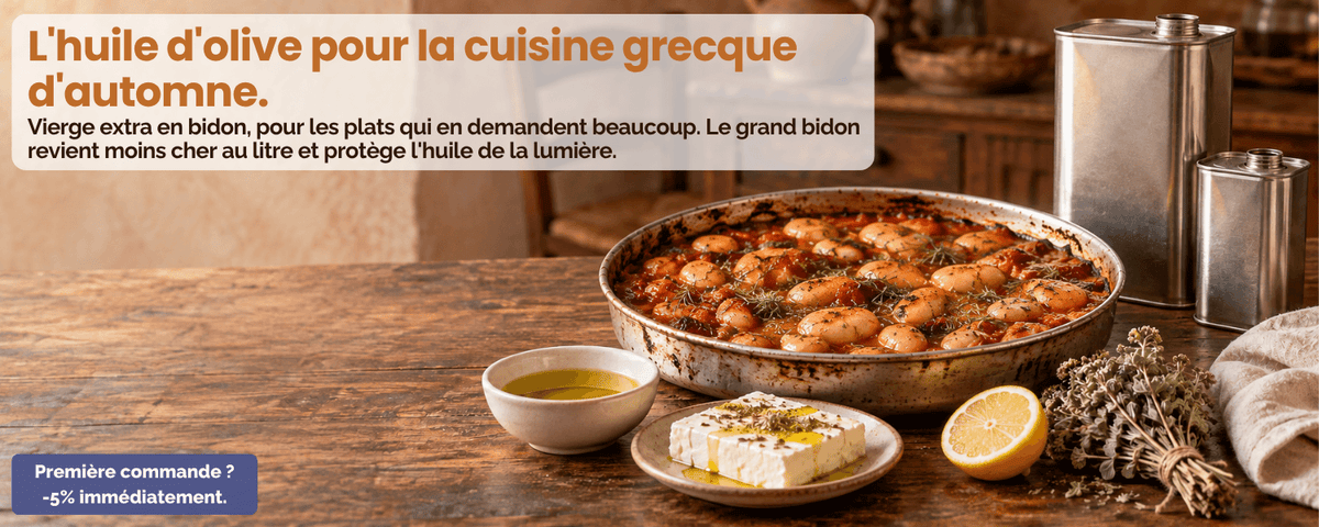 Deux bidons d'huile d'olive vierge extra grecque à côté d'un plat de gigantes plaki, de feta à l'origan et d'un bol d'huile sur une table en bois
