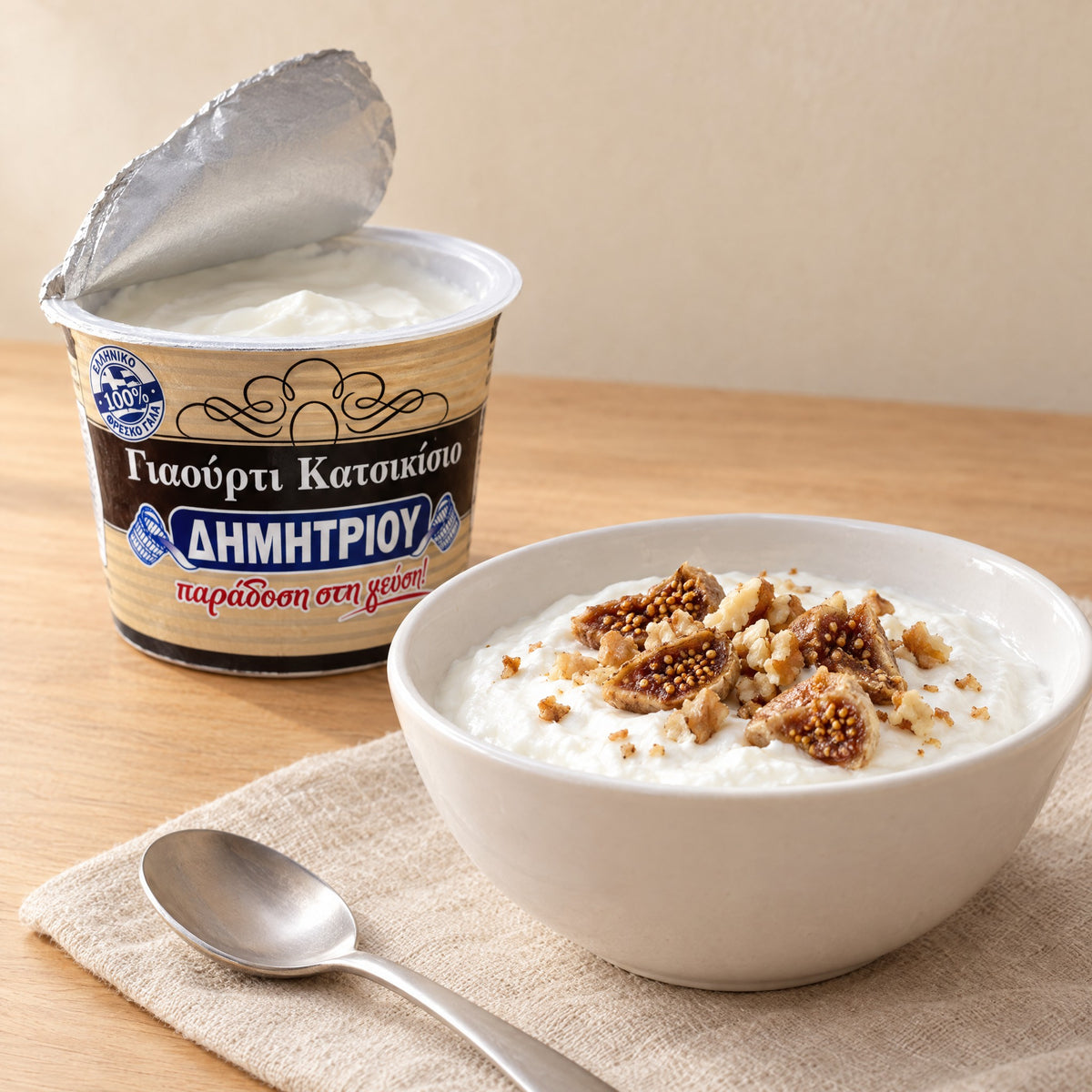 Ziegenjoghurt mit getrockneten Feigen und Walnüssen neben einem geöffneten Dimitriou-Becher