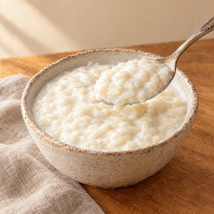Ein Löffel cremiger griechischer Rizogalo, Milchreis mit weichen Reiskörnern