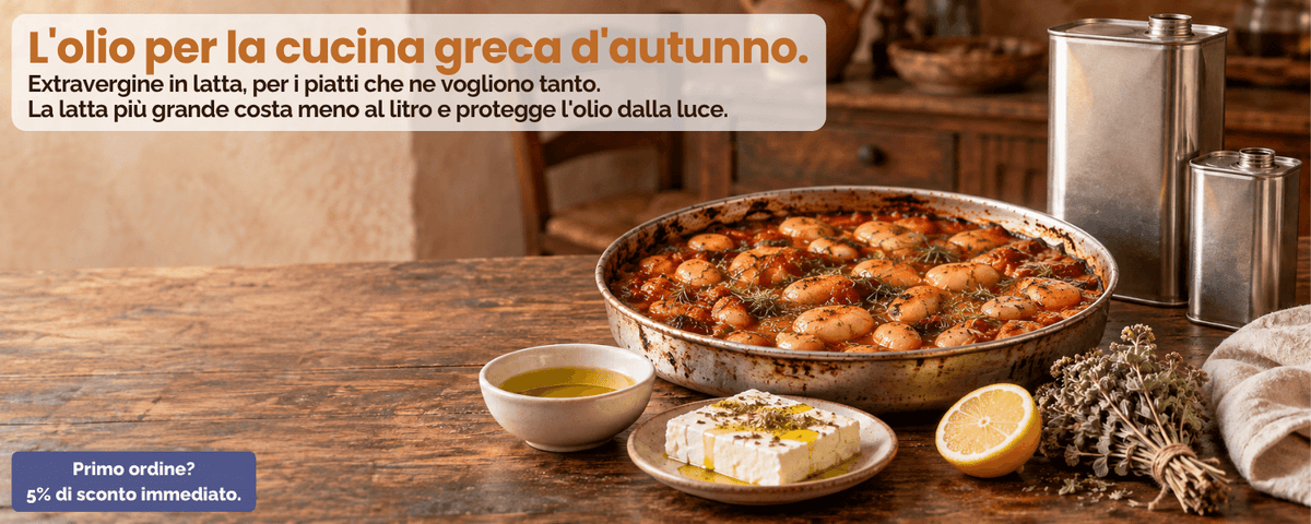 Due latte di olio extravergine greco accanto a una teglia di gigantes plaki, feta con origano e una ciotola d'olio su un tavolo di legno