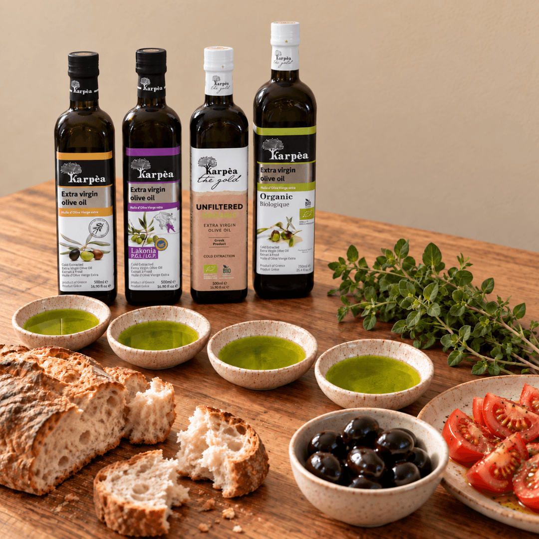 Karpea Tasting Set mit Brot, Oliven, Tomaten und Oregano, arrangiert zur Verkostung von vier griechischen nativen Olivenölen extra