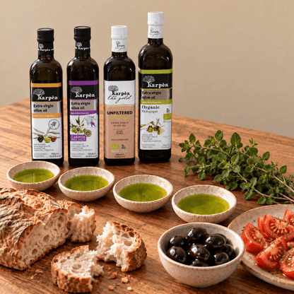Karpea Tasting Set mit Brot, Oliven, Tomaten und Oregano, arrangiert zur Verkostung von vier griechischen nativen Olivenölen extra