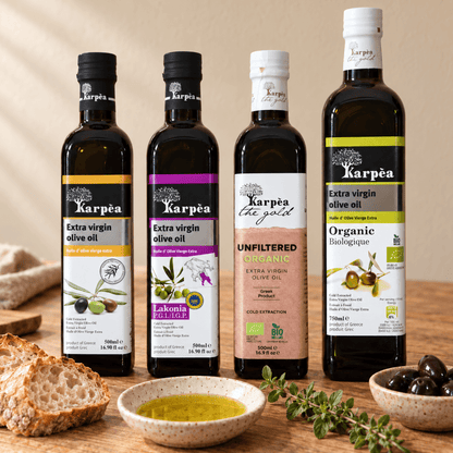 Karpea Tasting Set: vier griechische native Olivenöle extra — Classic, Lakonia PGI, Organic und Unfiltered — auf einem Holztisch