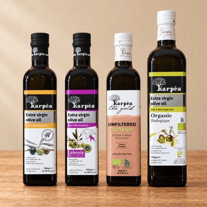 Vier Flaschen natives Olivenöl extra von Karpea nebeneinander: Classic, Lakonia PGI, Organic 750ml und Unfiltered Organic