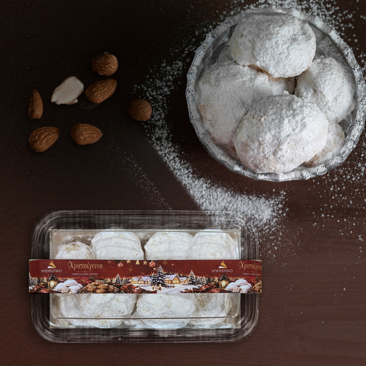 Barquette scellée de kourabiedes de 320 g vue du dessus, avec des amandes et du sucre glace