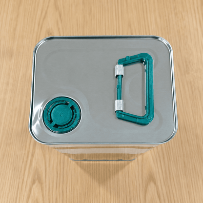 Top of the Liofyto 4L tin with its green screw cap and folding carry handle