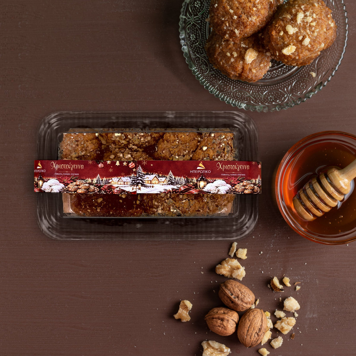 Barquette scellée de melomakarona de 500 g vue du dessus, avec du miel et des noix