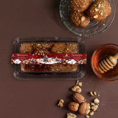 Barquette scellée de melomakarona de 500 g vue du dessus, avec du miel et des noix