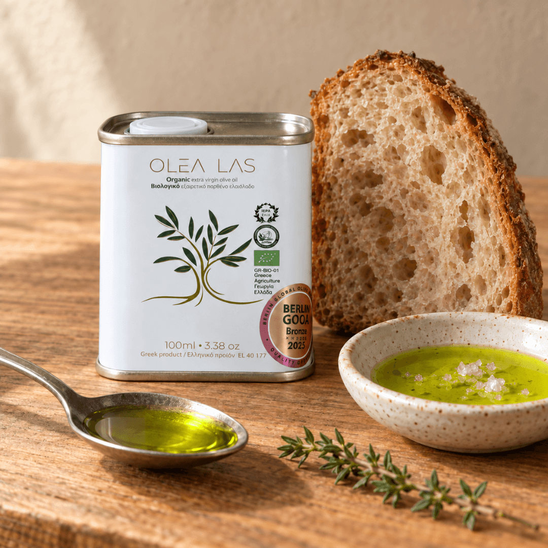 100-ml-Reisedose Olea Las Olivenöl mit geschnittenem Brot, einem Löffel Öl und einer Schale Öl mit Salzflocken