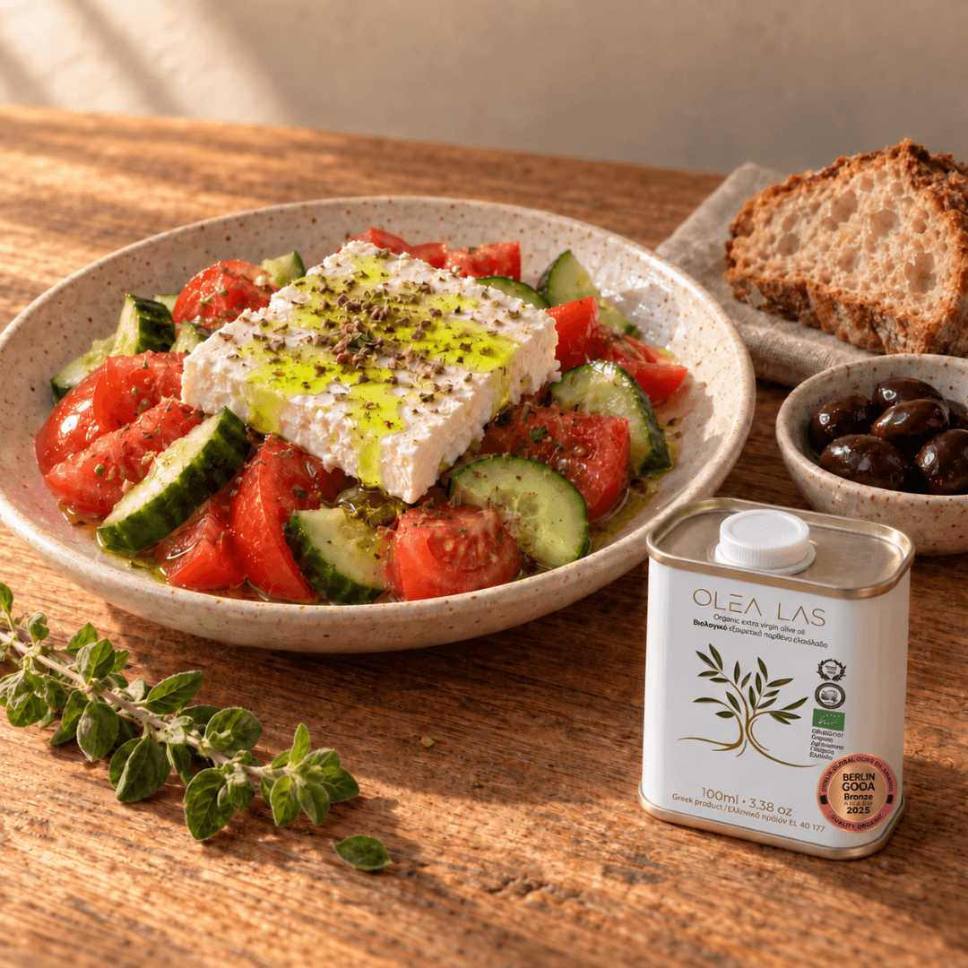Griechischer Salat mit Feta, Tomate und Gurke neben der 100-ml-Dose Olea Las