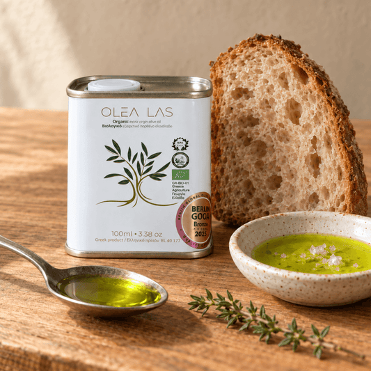 Lata de viaje de 100 ml de aceite Olea Las con pan en rebanadas, una cucharada de aceite y un cuenco de aceite con escamas de sal