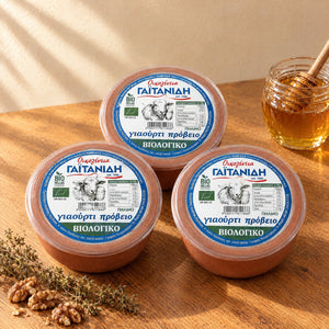Drei Tontöpfe Bio-Schafsjoghurt Gaitanidis von oben, mit griechischem Etikett und EU-Bio-Logo auf dem Deckel