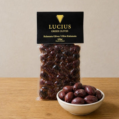 Bolsa de aceitunas de Kalamata Lucius de 250g con un cuenco pequeño de aceitunas enteras